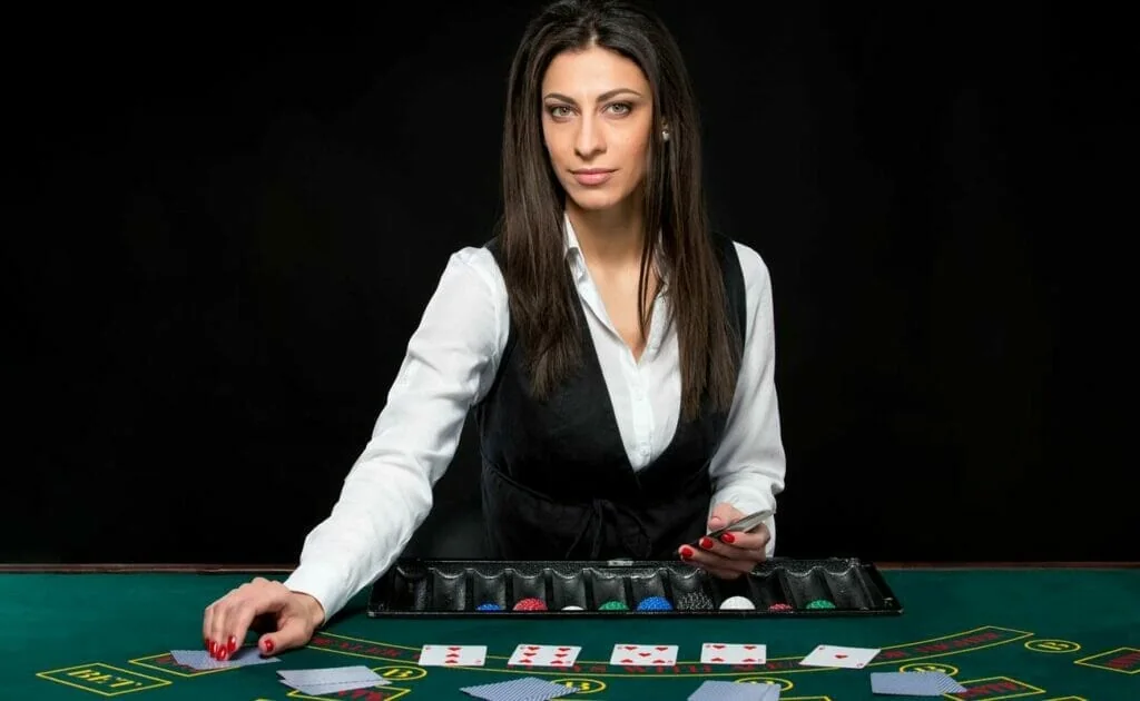 Tampilan meja kasino live dengan dealer dan area permainan