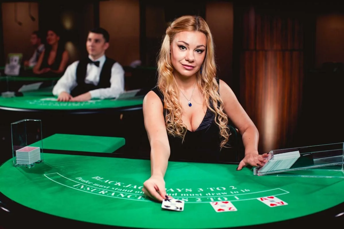 Meja kasino live dengan dealer dan tampilan permainan real-time SEDAYU88