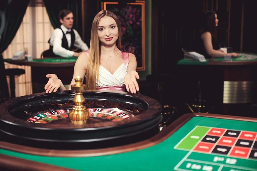 Tampilan roulette dan meja live dengan informasi permainan di layar